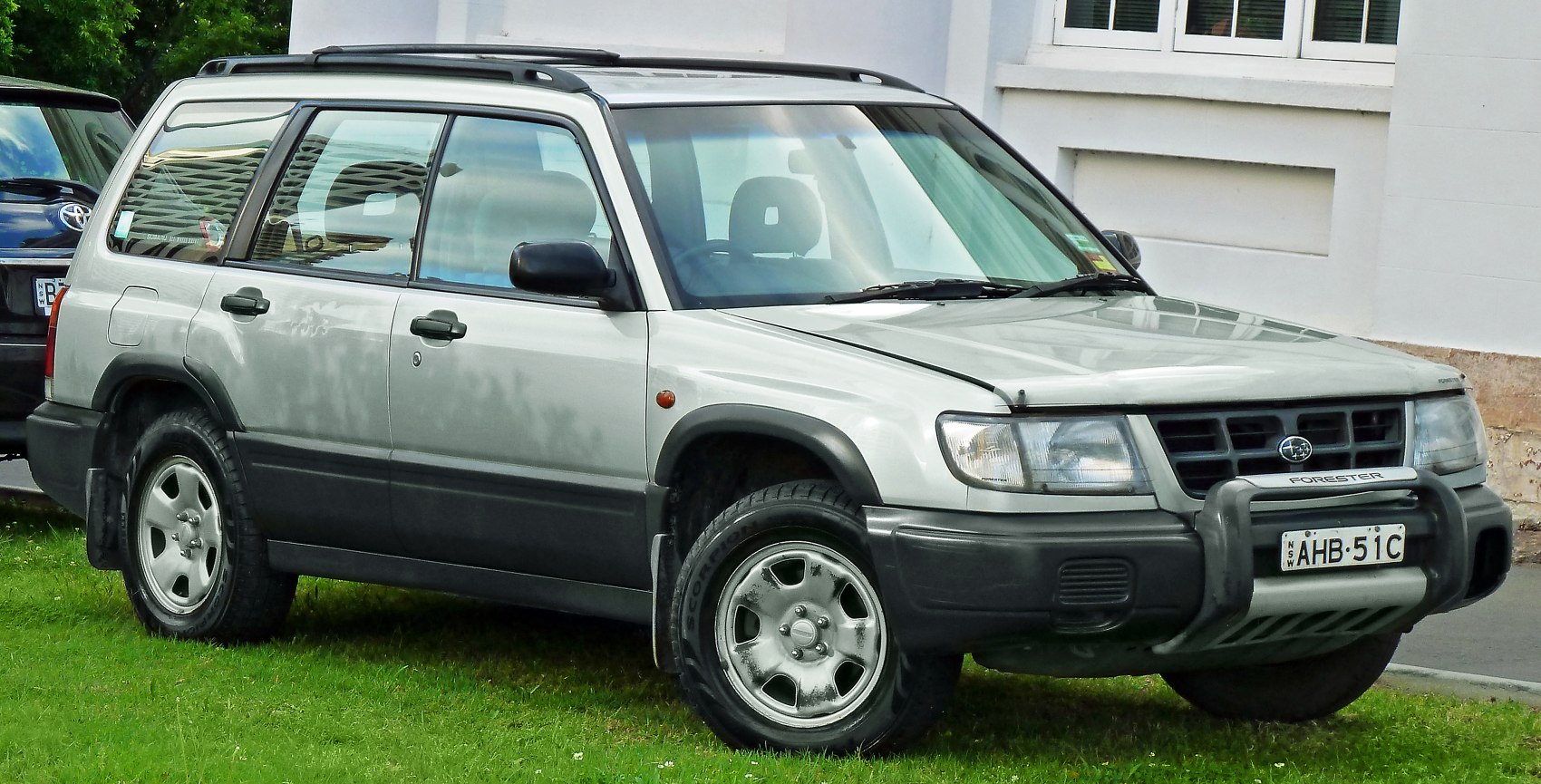SUV with roof rails, black cladding, front and side design