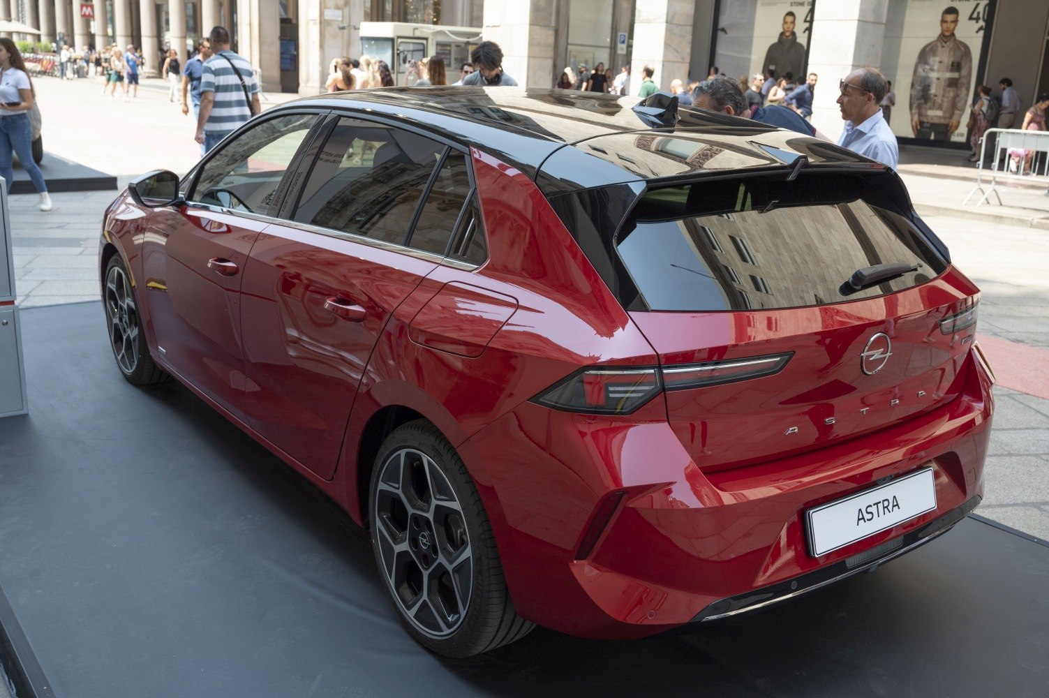 Rear and side view of a hatchback with black roof and modern taillights