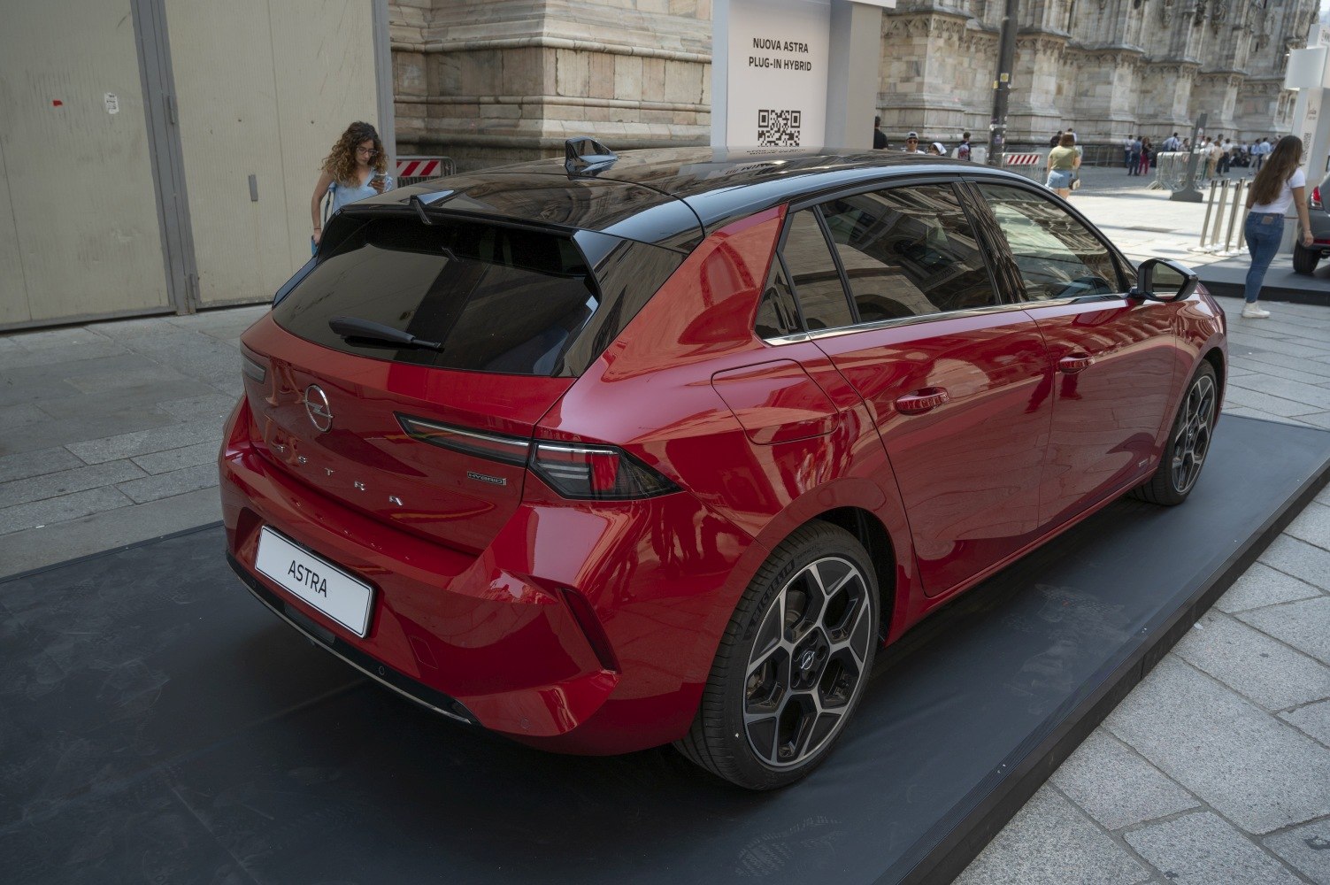 Rear design with hybrid badge and two-tone roof