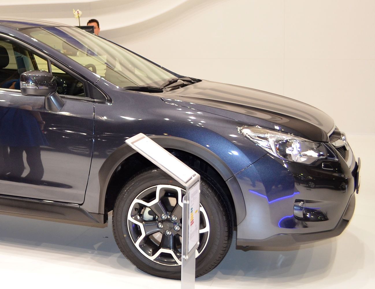 Front side, headlights, alloy wheel, side mirror