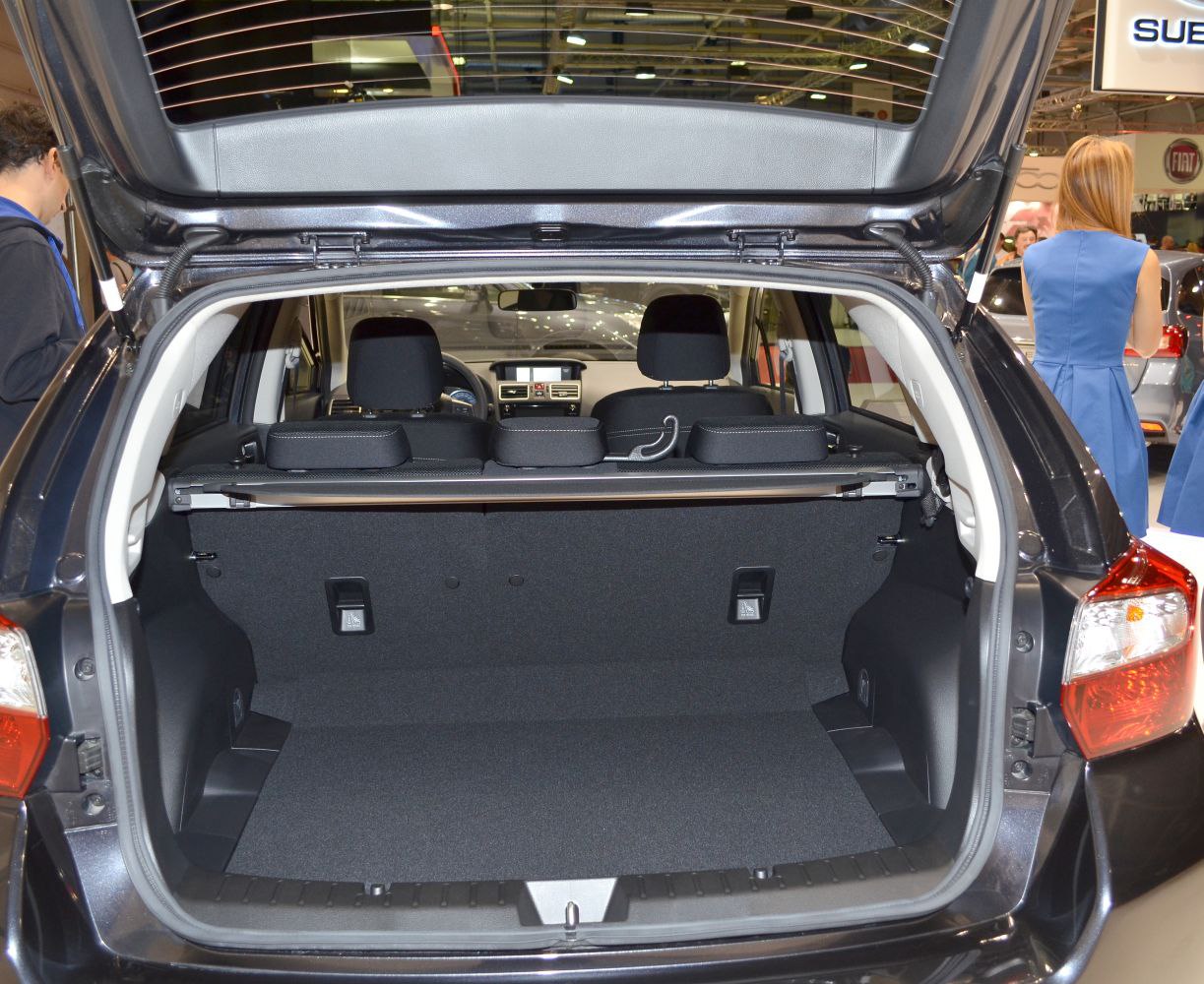 Hatchback trunk space and rear seat layout with cargo cover
