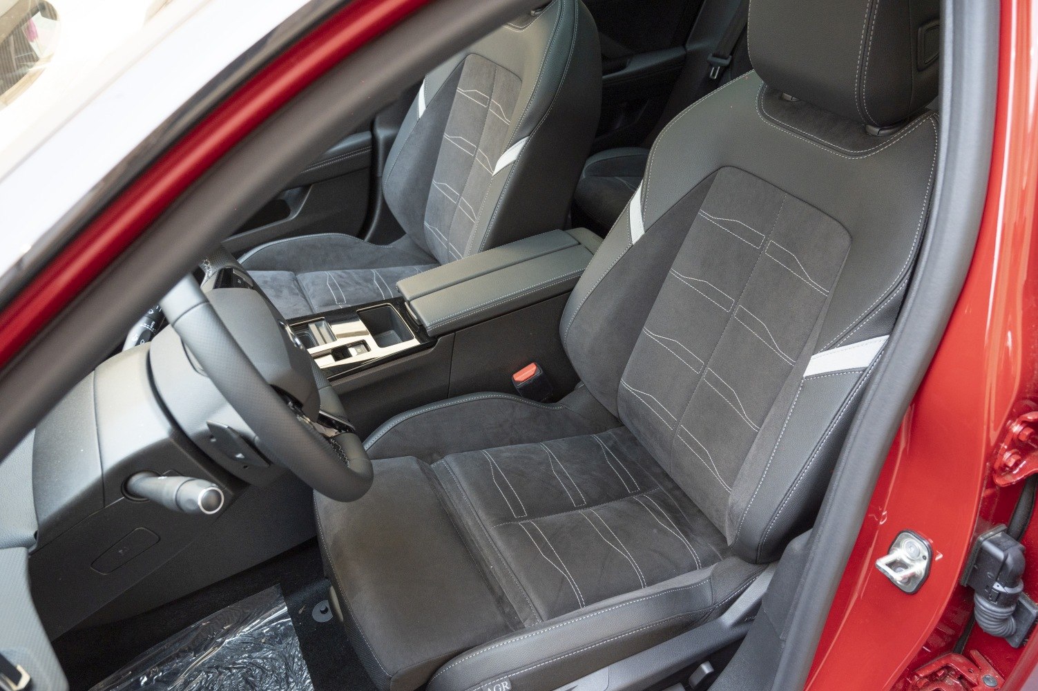Front seats with detailed stitch patterns and center console