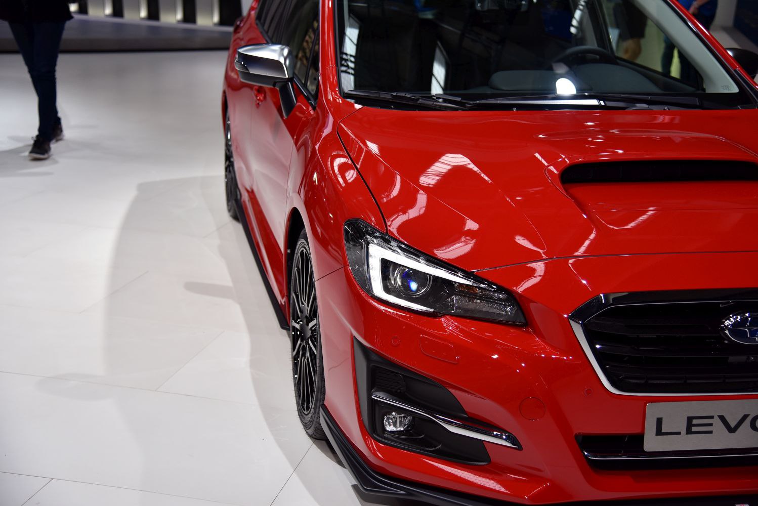 Sporty front with LED headlight and hood scoop