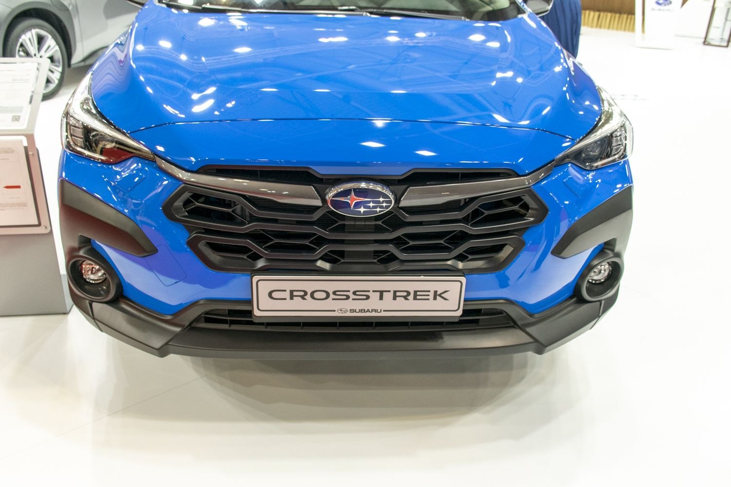 Front grille and headlight design of a modern SUV