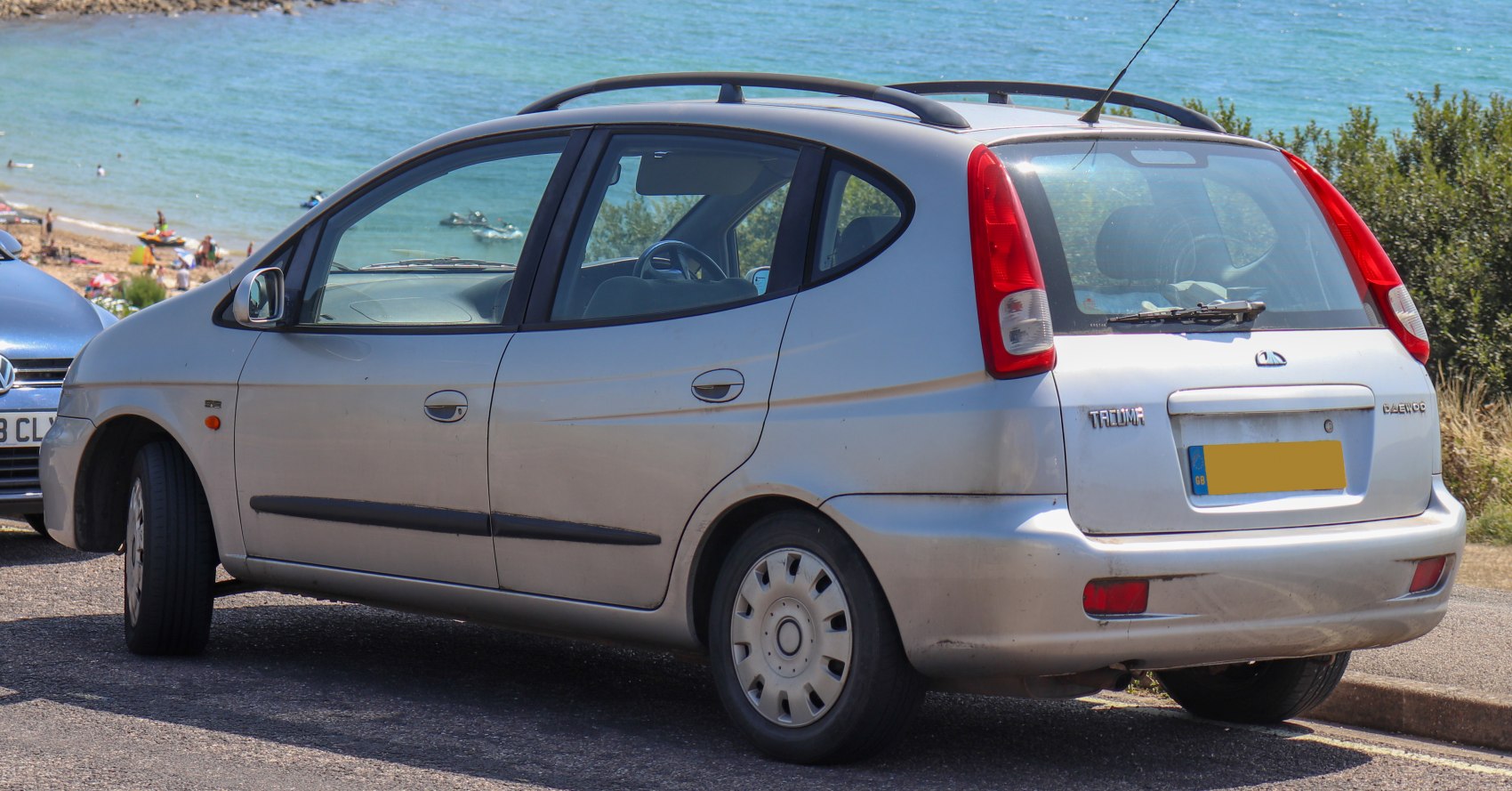 Compact MPV rear side with roof rails and vertical taillights