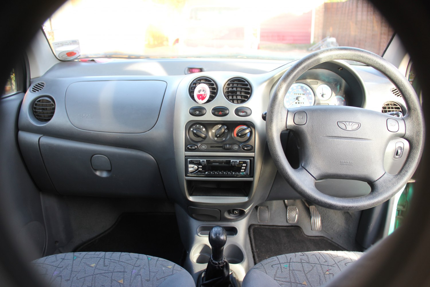 Dashboard, steering wheel, manual gear shift, air vents