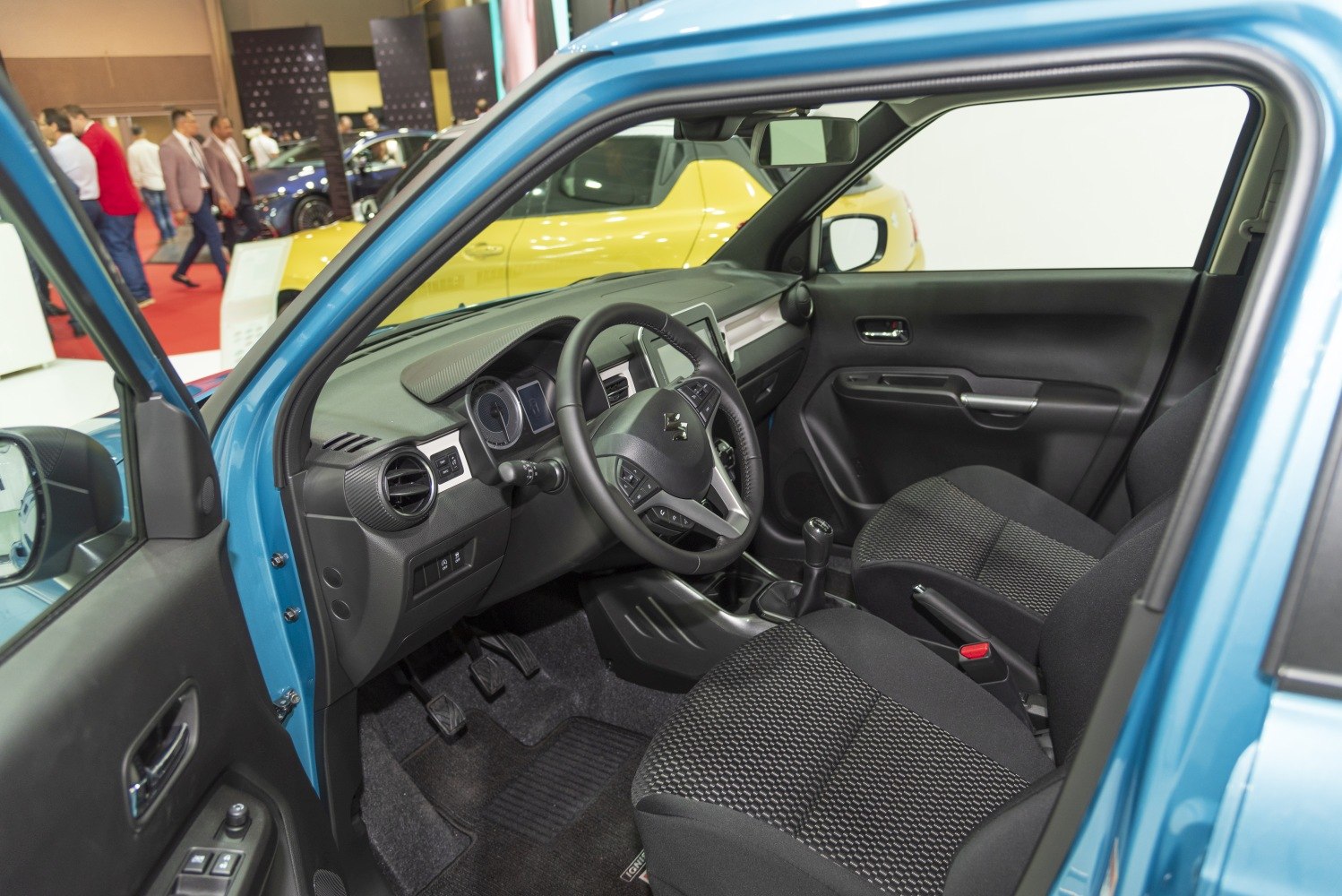 Dashboard, steering wheel, manual transmission, front seats upholstery