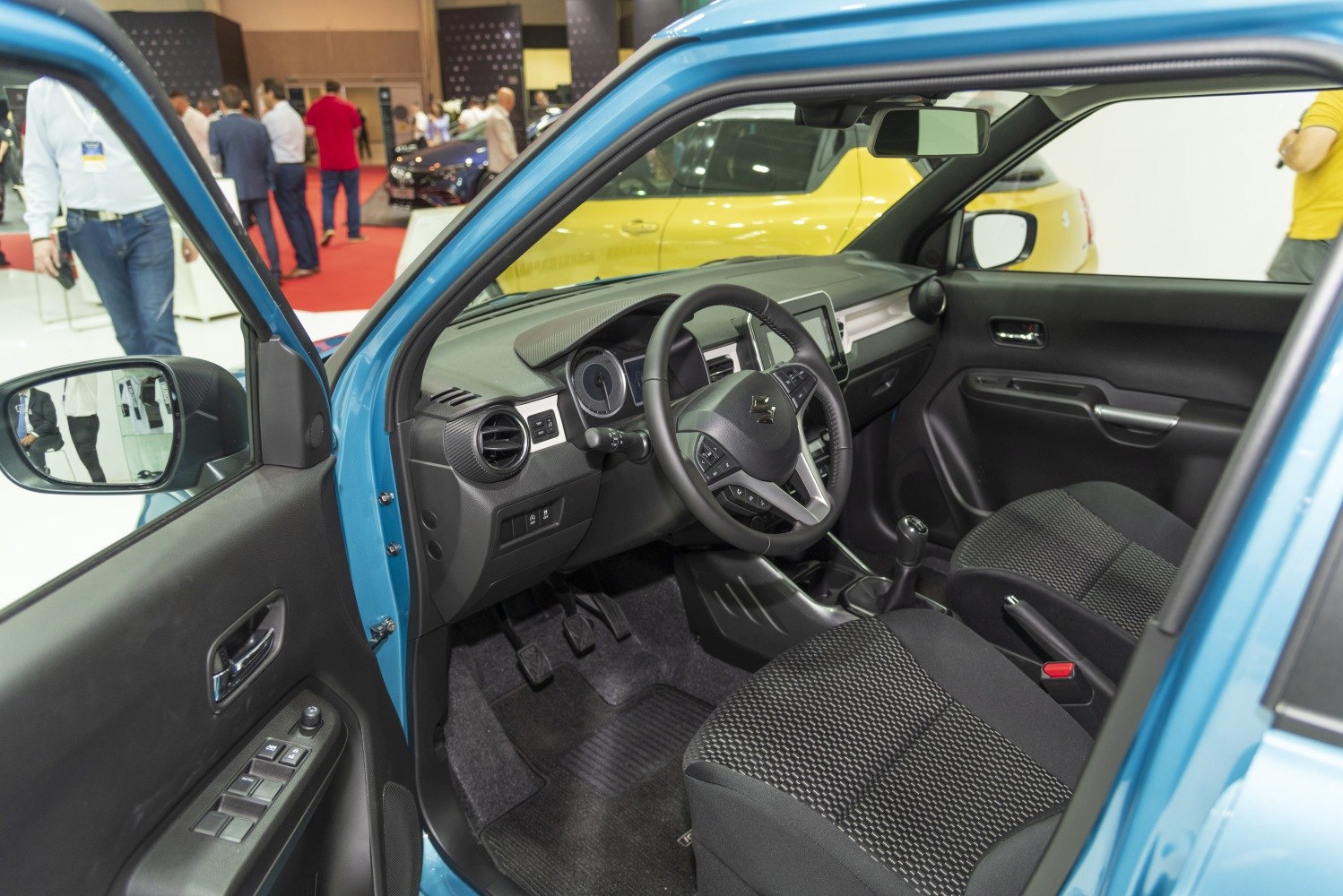 Dashboard, steering wheel, manual gear, fabric seats, electric window controls