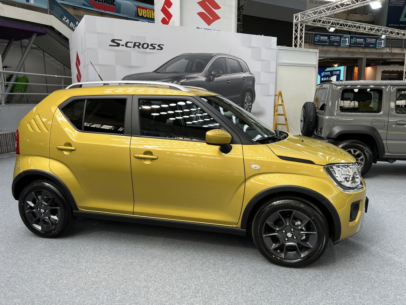 Compact SUV side view with alloy wheels and roof rails