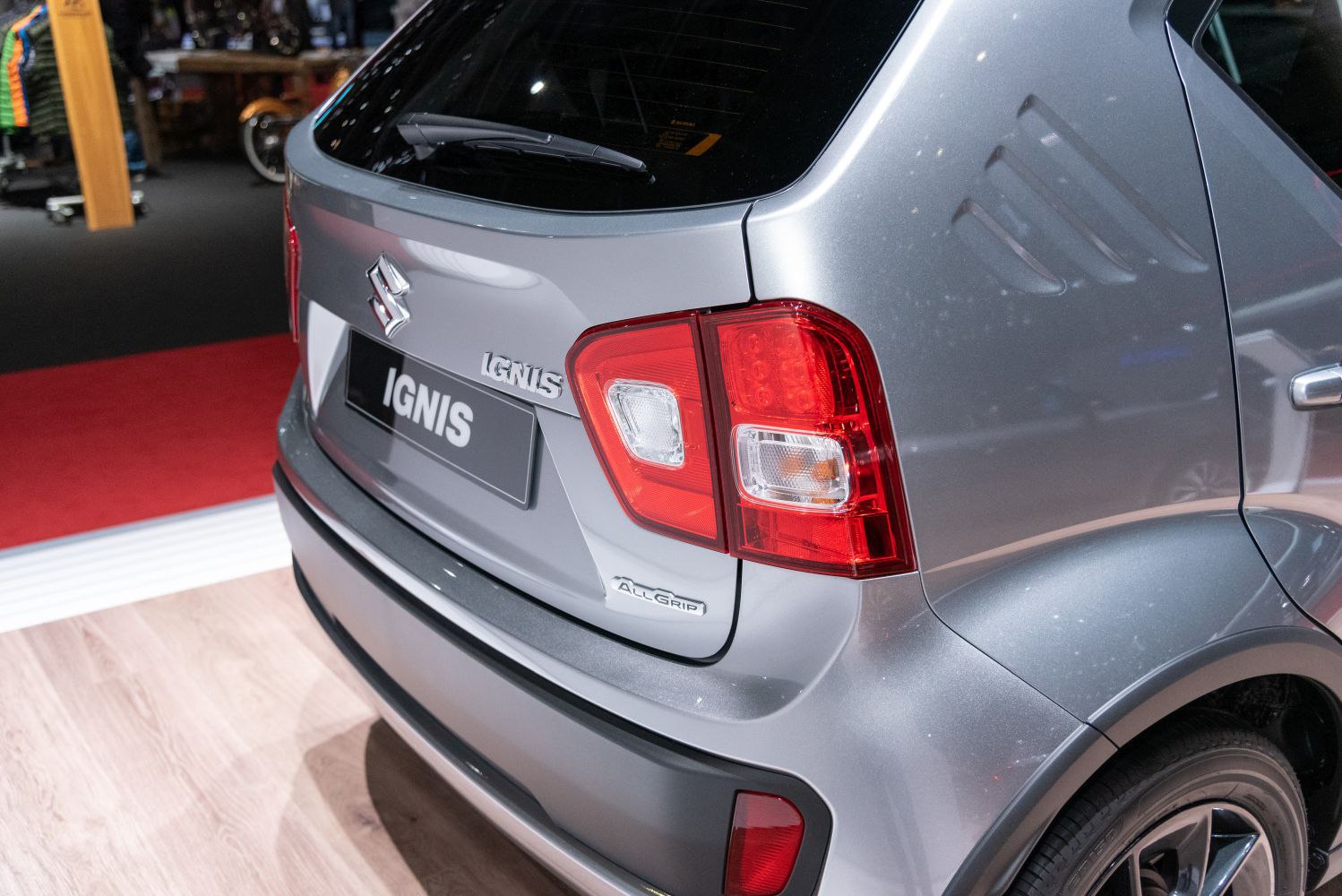 Rear taillight, AllGrip badge, rear hatch, rear wiper
