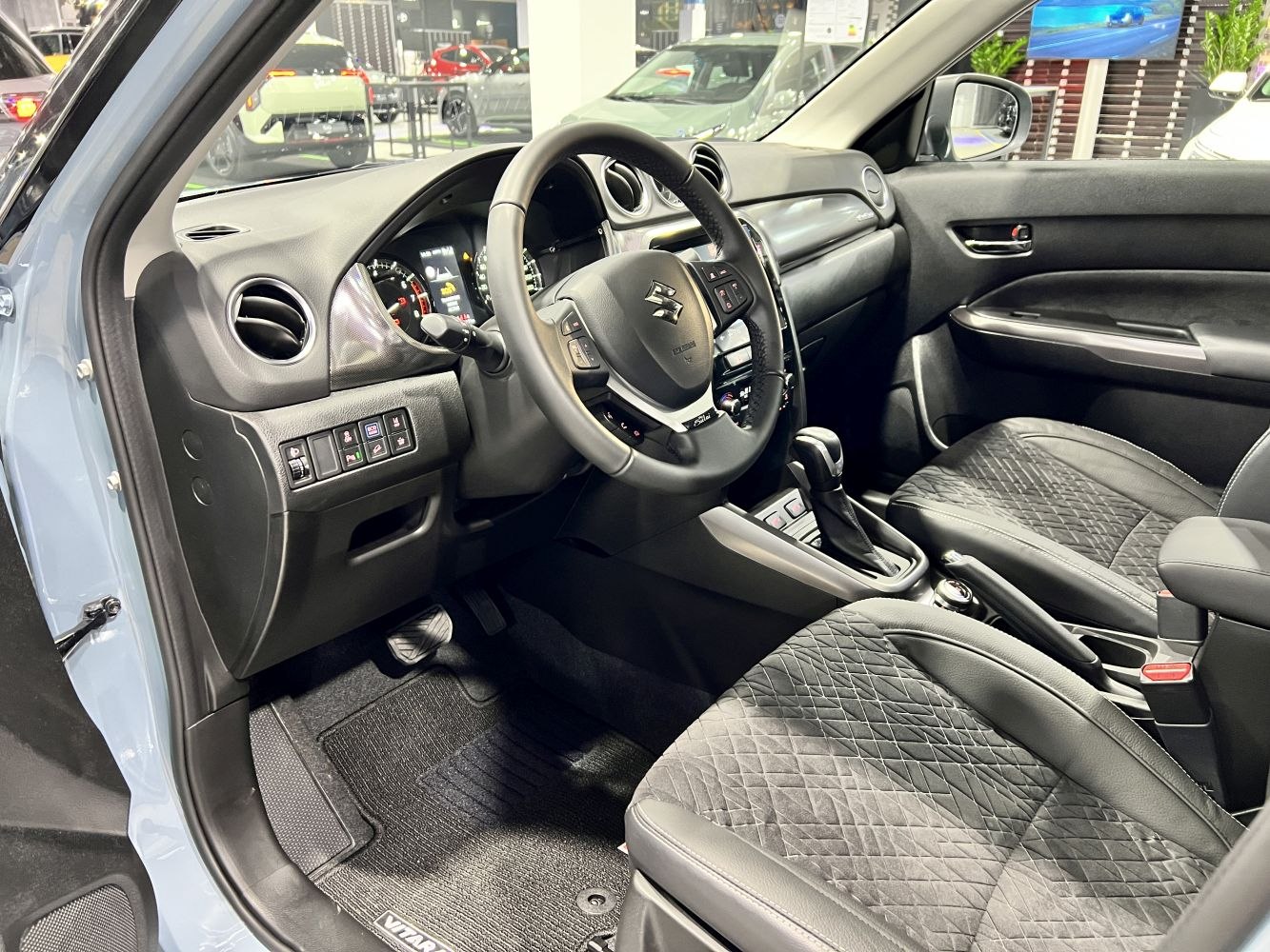 Modern dashboard, multifunction steering wheel, quilted seats upholstery