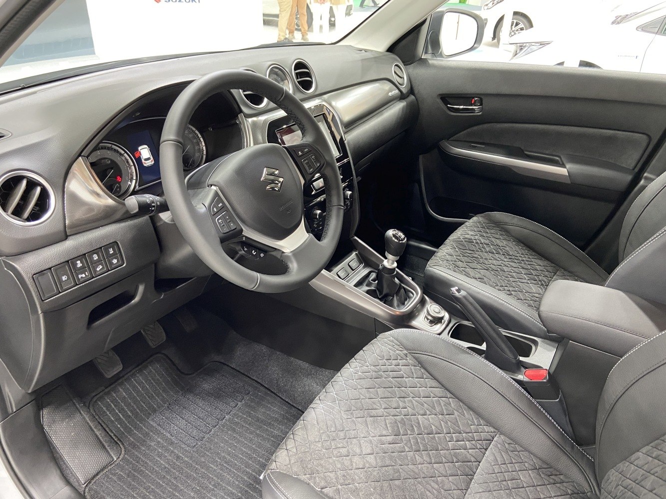Steering wheel, manual gearshift, dashboard controls, quilted seats