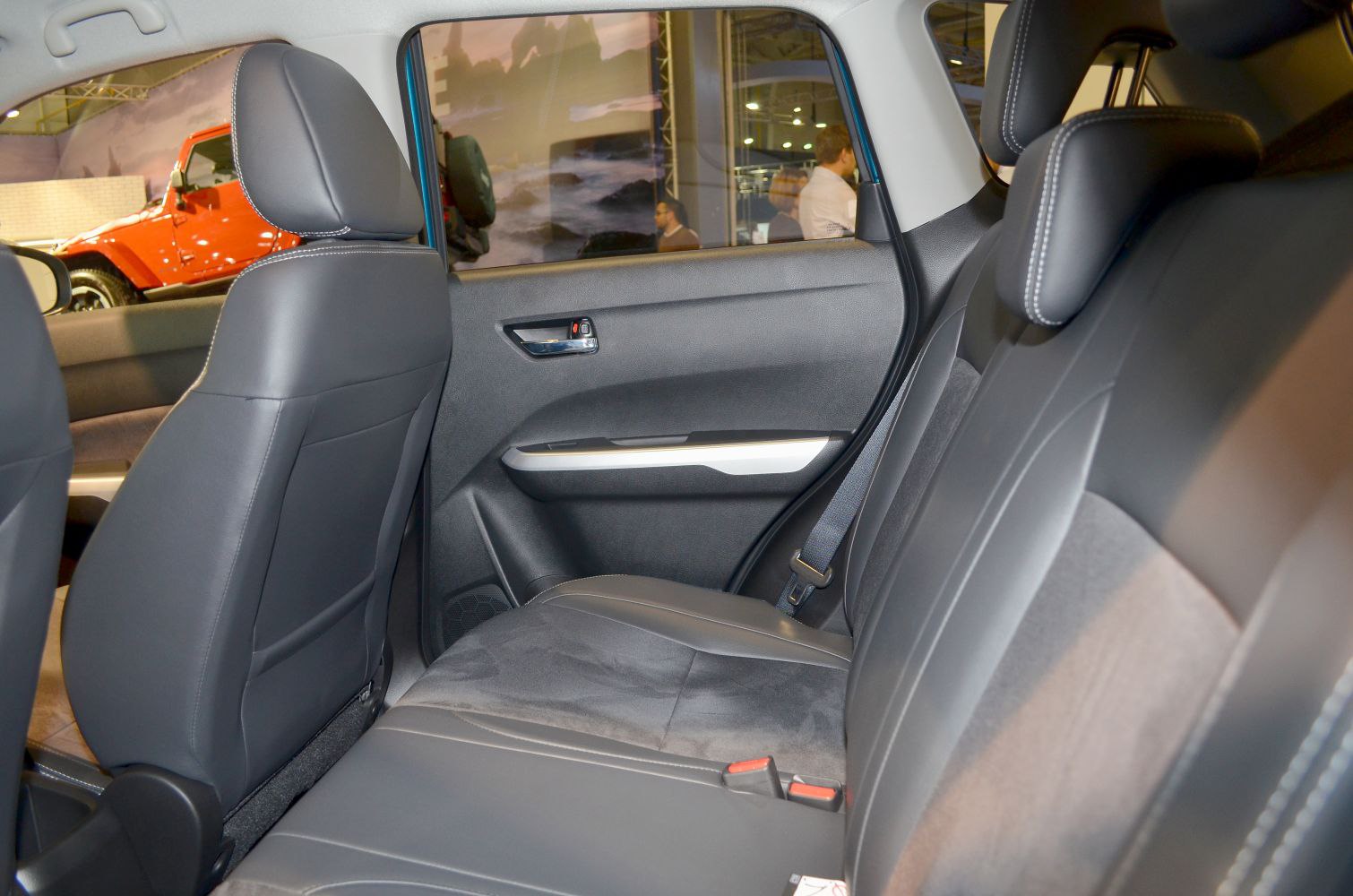 Leather rear seats with ergonomic design and door panel