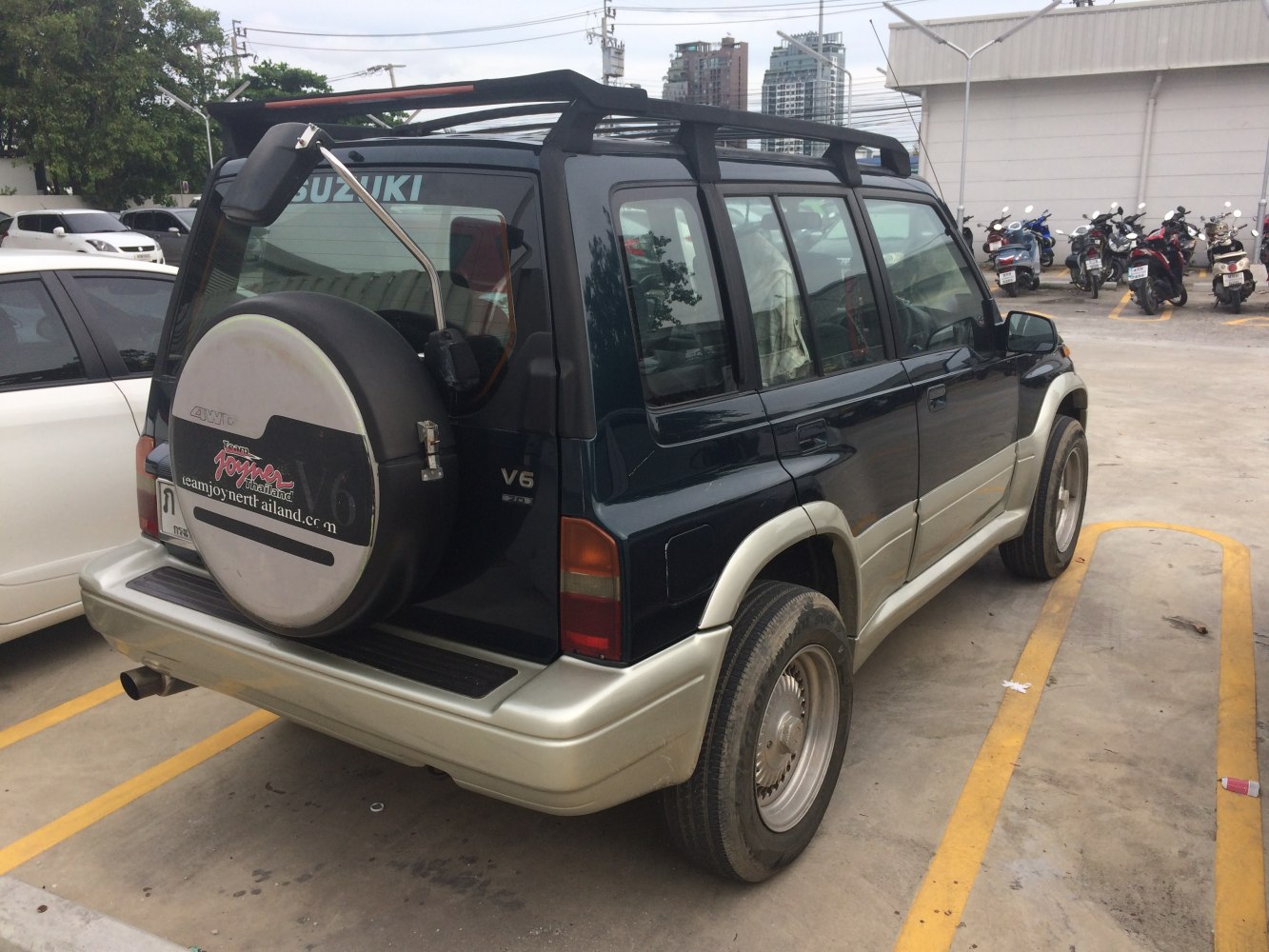 Rear and side view with spare tire cover and roof rack