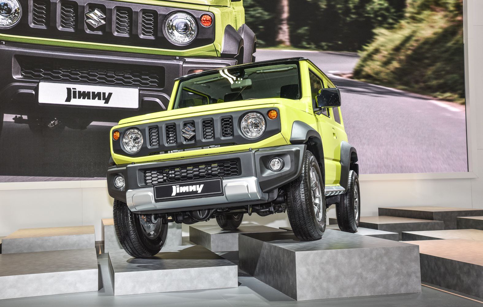 Front grille with round headlights and off-road wheel articulation