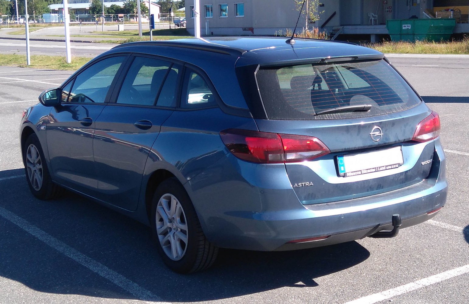 Rear view of station wagon with tailgate and taillights