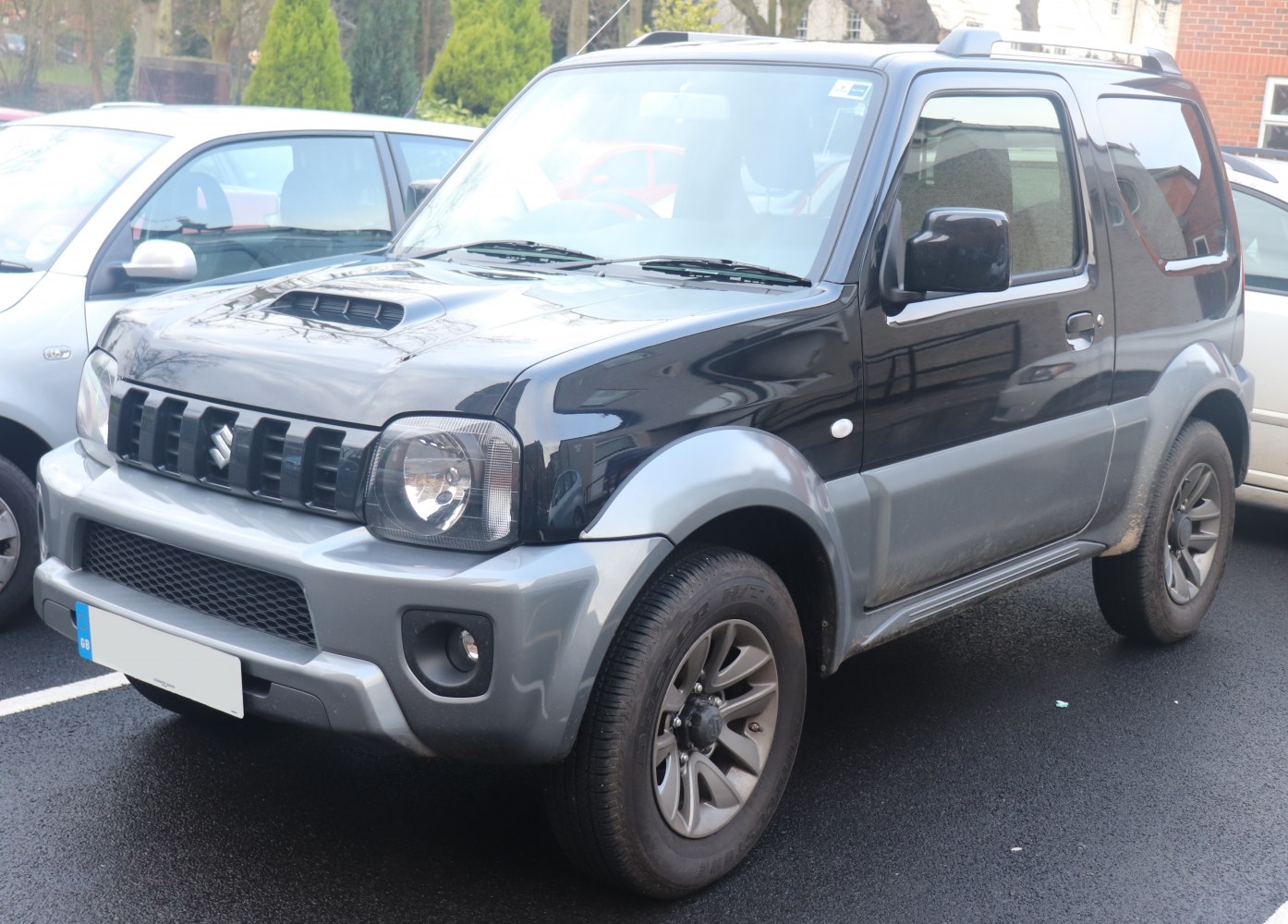 Front grille and hood scoop of compact SUV