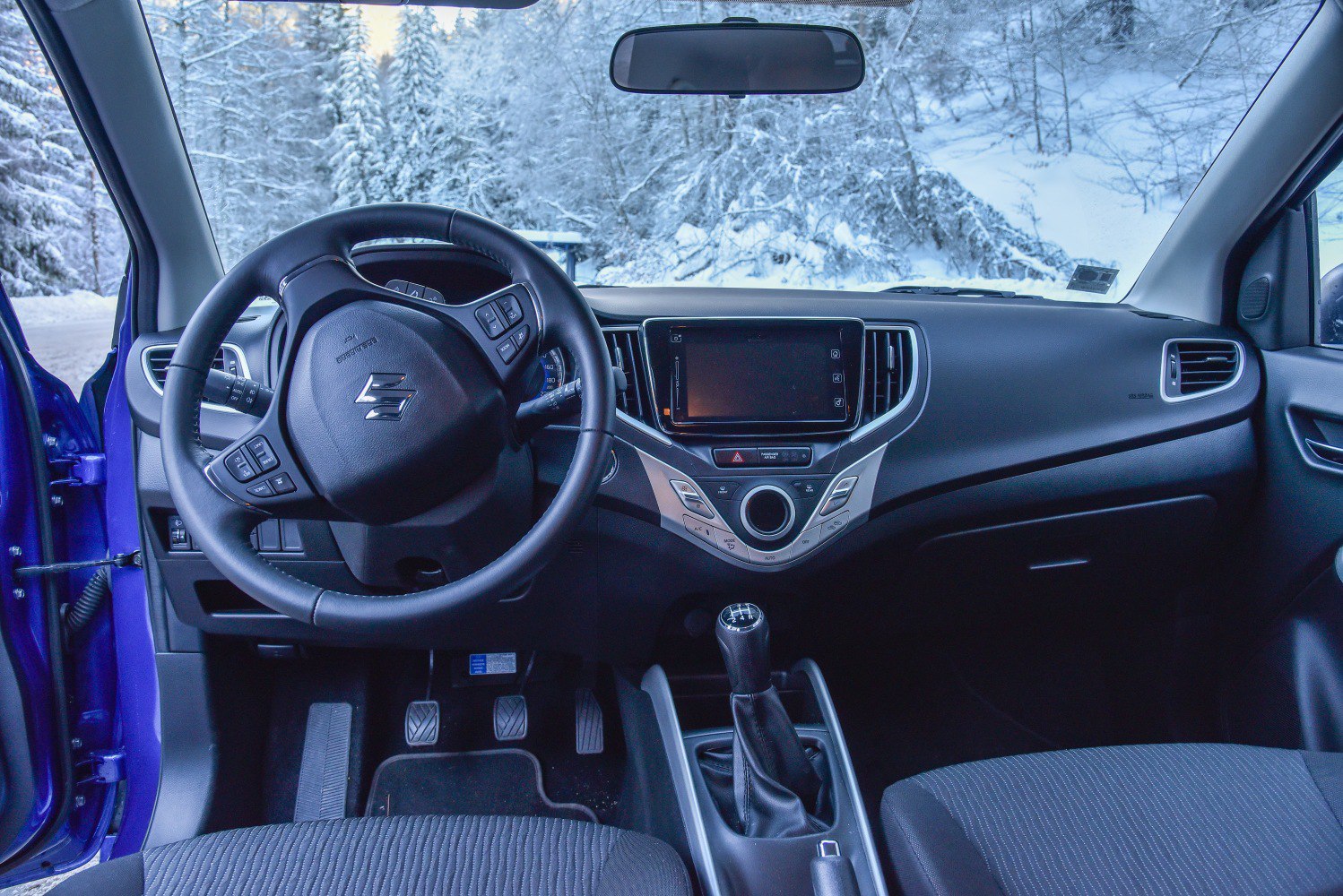 Manual gear, multifunction steering wheel, touchscreen infotainment