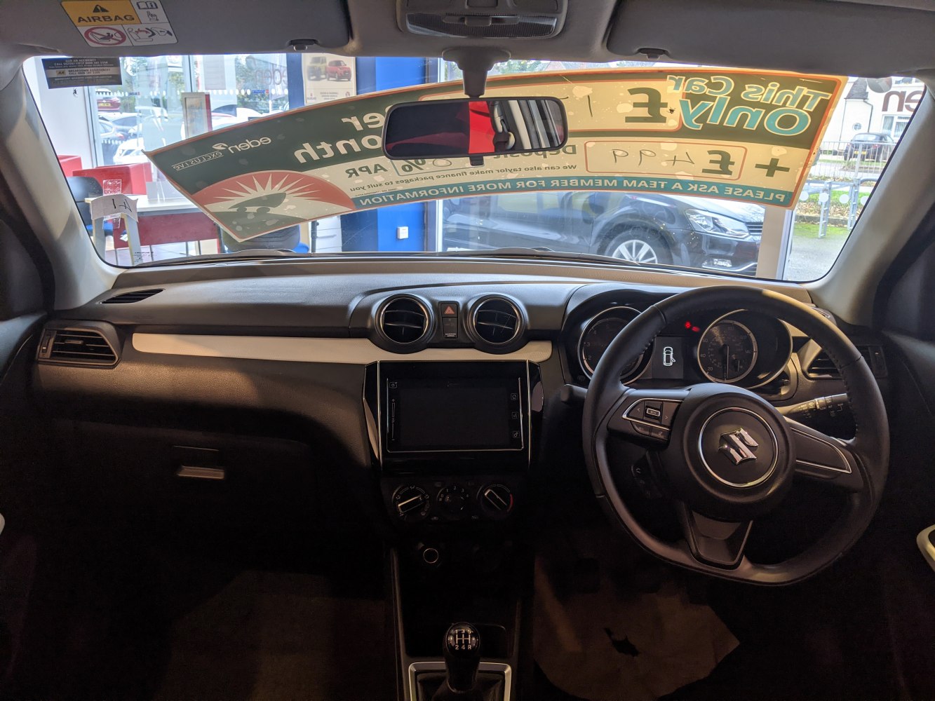 Dashboard and steering wheel interior with manual gearbox