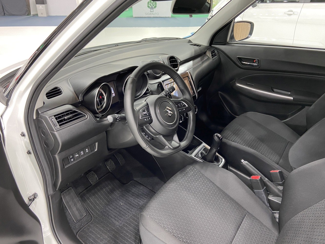 Dashboard, steering wheel, manual transmission gearstick interior