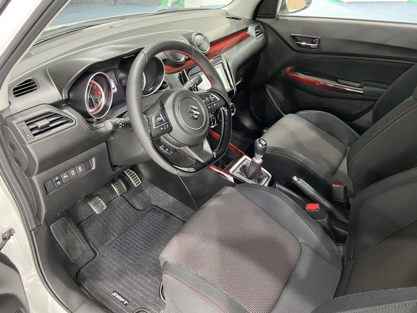 Sporty steering wheel and manual gearbox interior