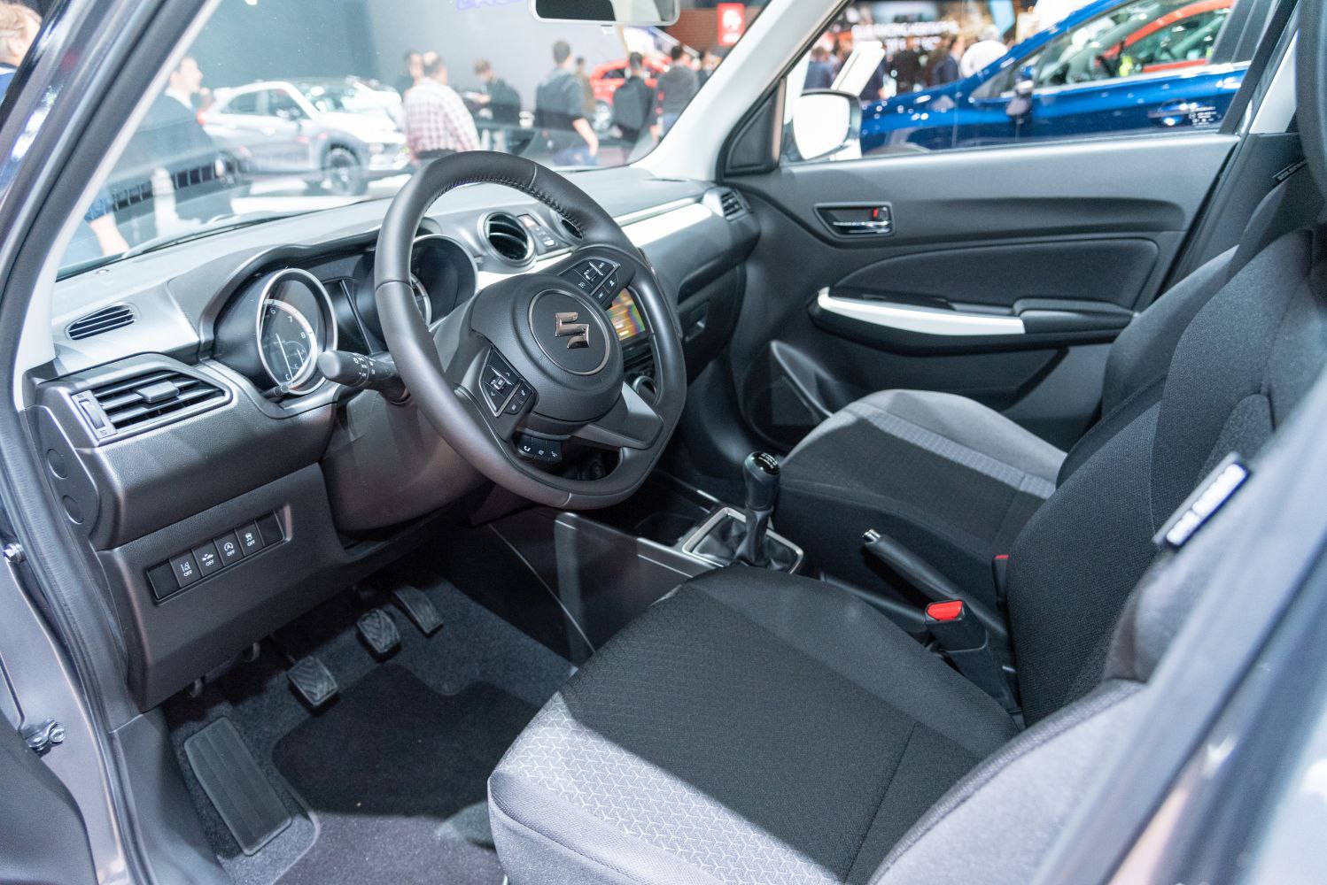 Manual transmission and digital dashboard with multifunction steering wheel