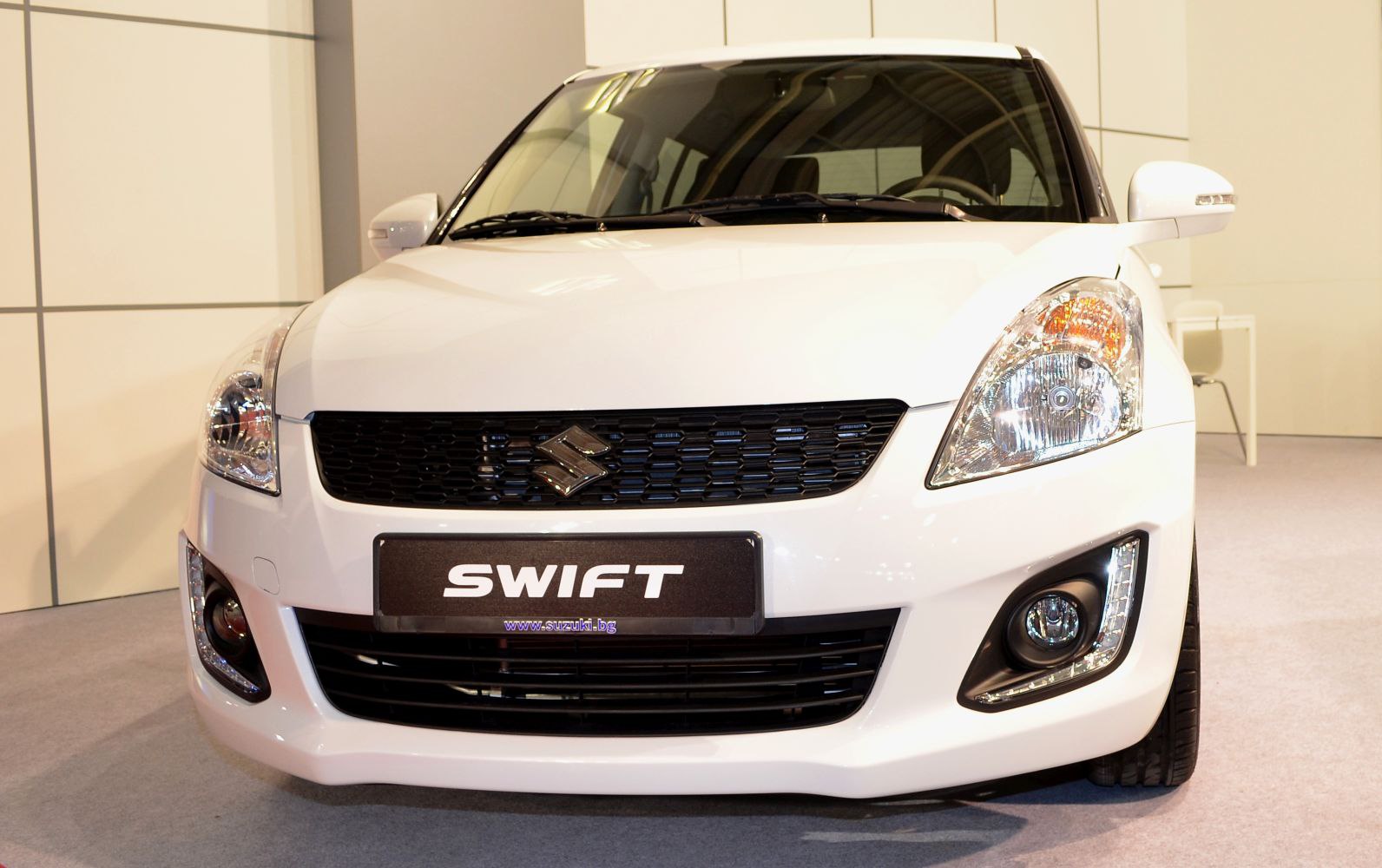 Front view with honeycomb grille and LED daytime running fog lights