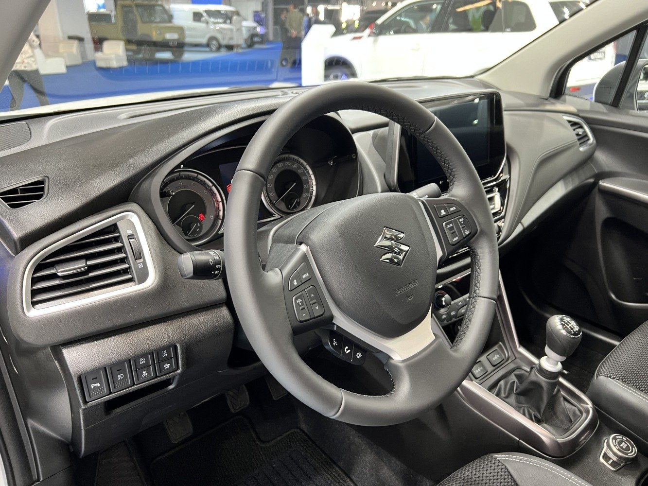 Steering wheel, dashboard, multifunction controls, manual gearshift