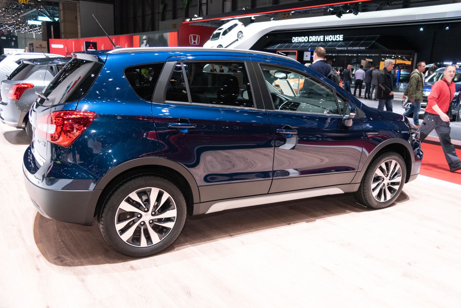 Side profile with alloy wheels of a compact SUV