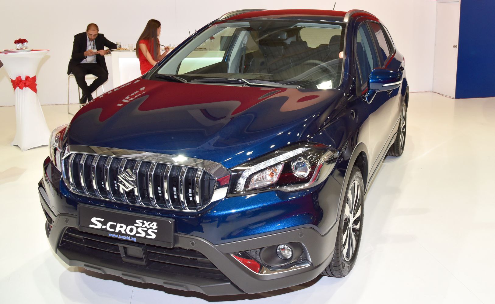 Front grille and headlight design with fog lights