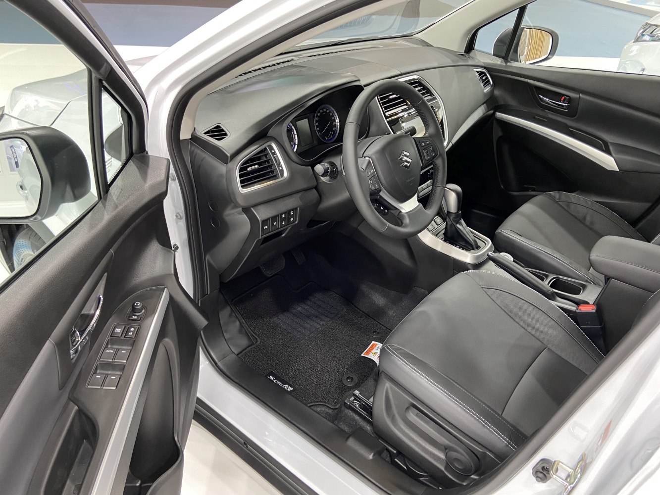 Steering wheel, dashboard, automatic transmission interior