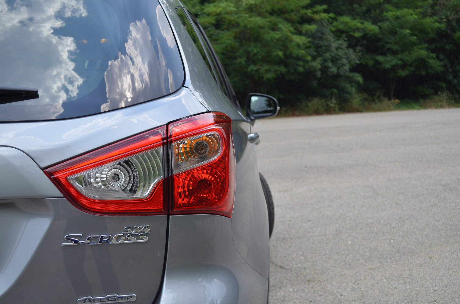 Rear tail light and badges on the rear quarter of the car