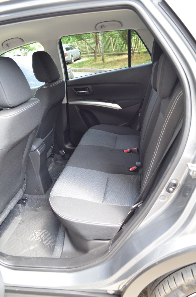 Rear fabric seats and spacious backseat interior