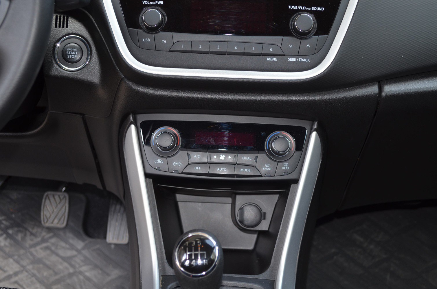 Climate control panel, manual gear shift, engine start/stop button