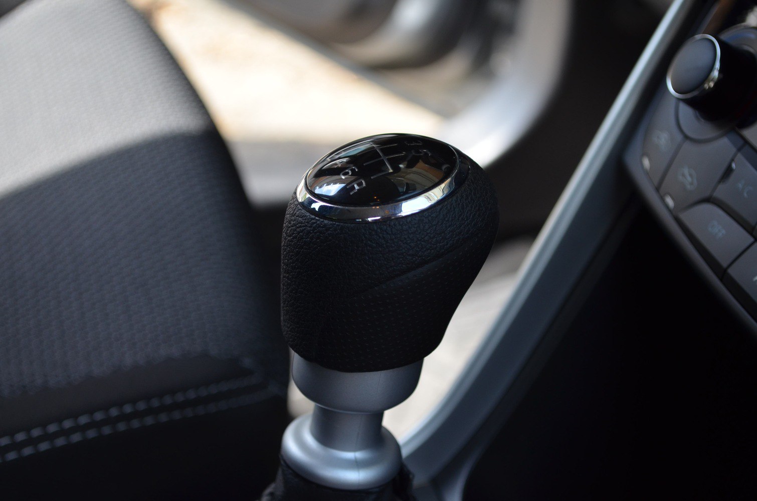 Manual 6-speed gear shift knob in vehicle interior