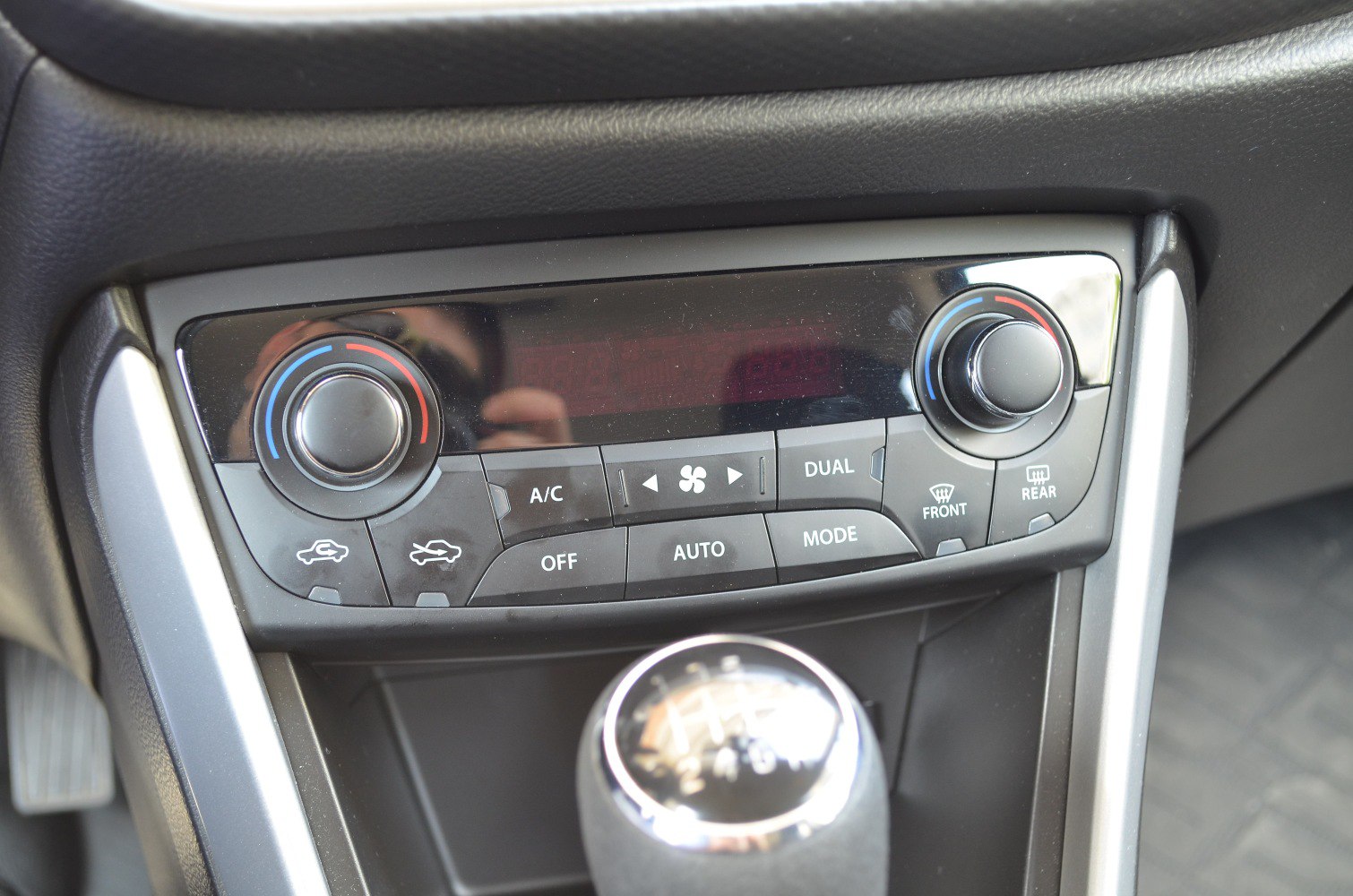 Climate control panel with manual gear shift knob