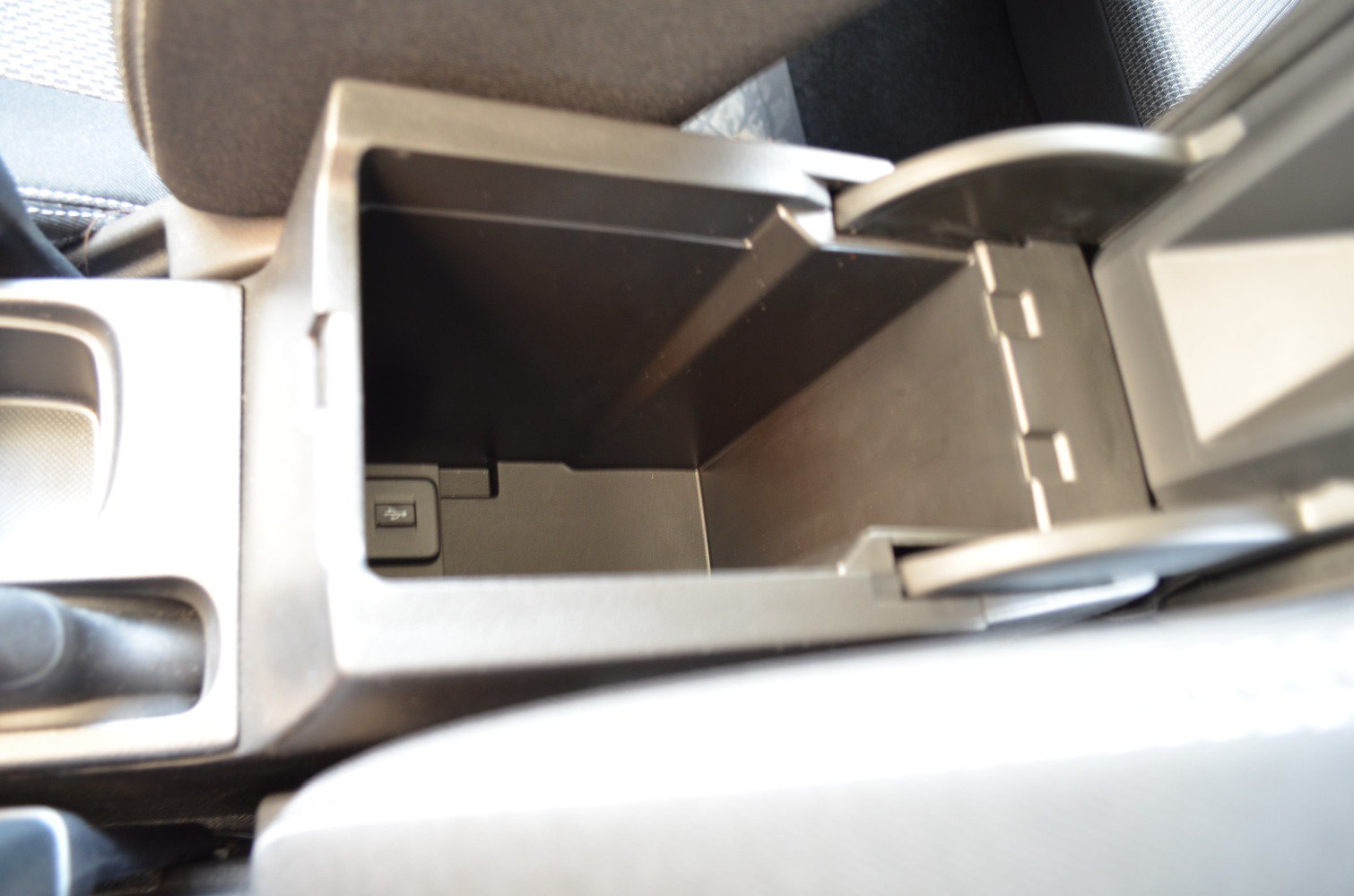Center console storage compartment with USB port