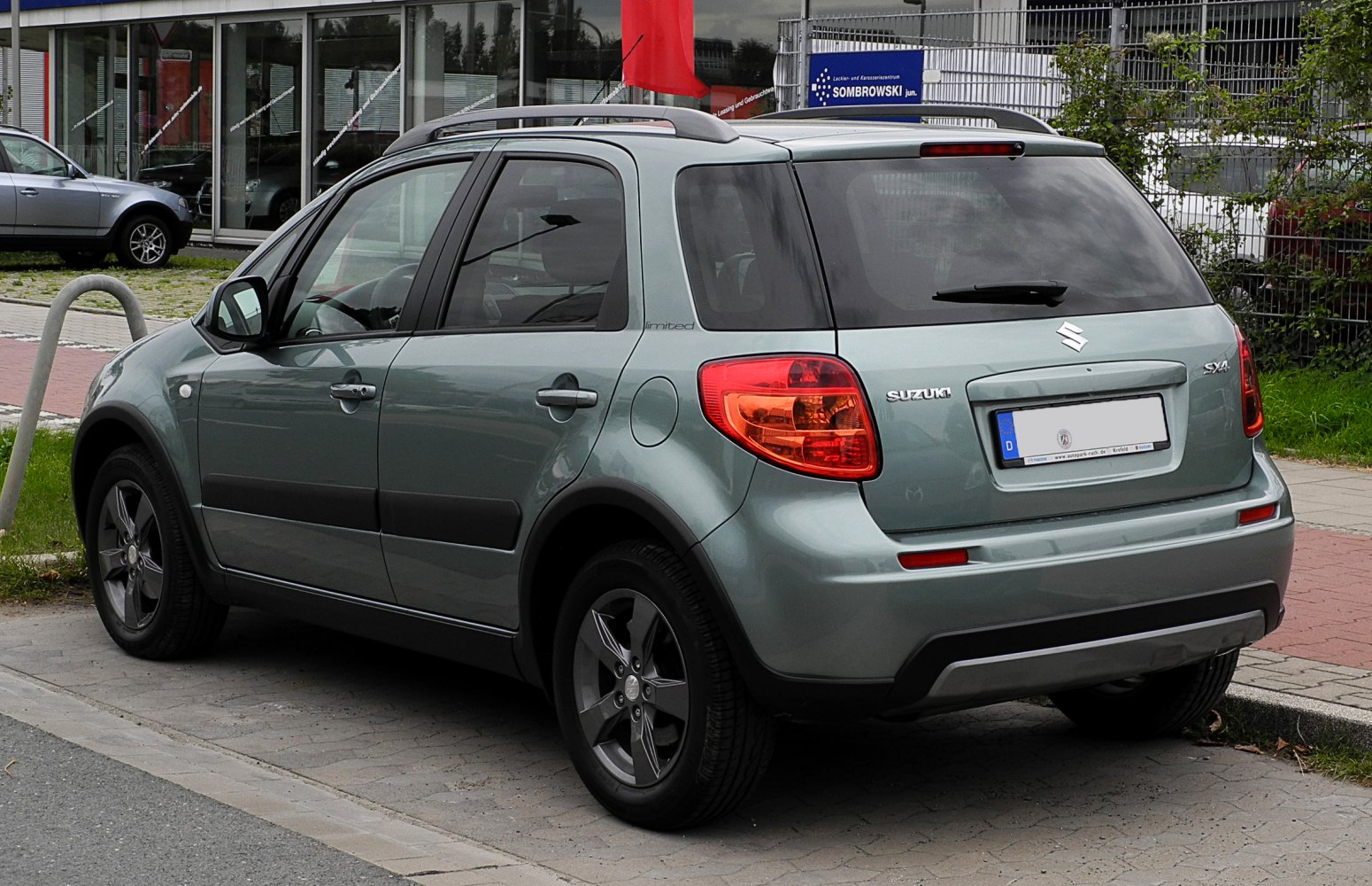 Rear side view with roof rails and alloy wheels