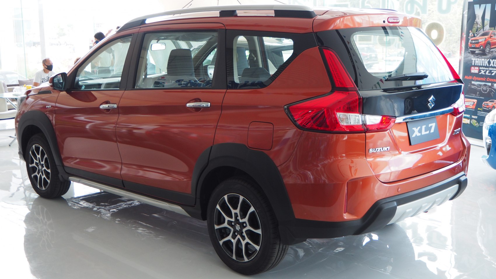 Rear and side SUV profile with alloy wheels and roof rails