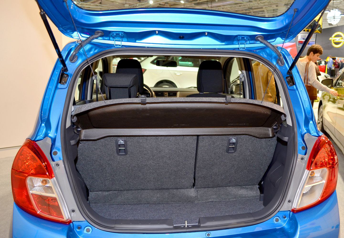 Rear trunk area with split-fold rear seats of a hatchback