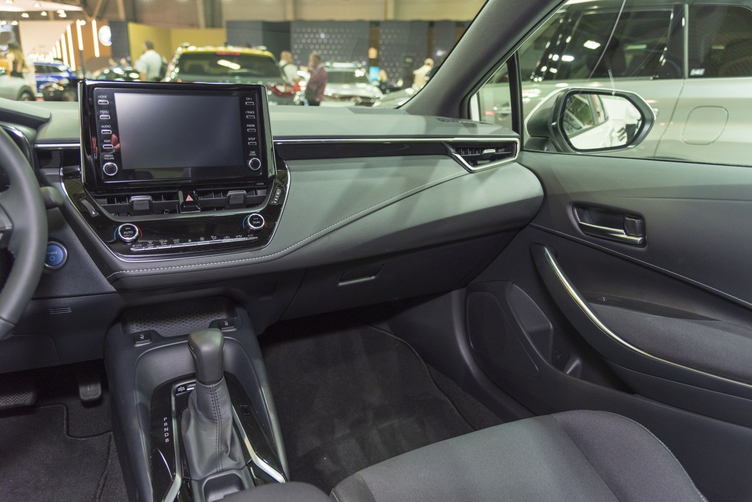 Dashboard with touchscreen and central console gear shift