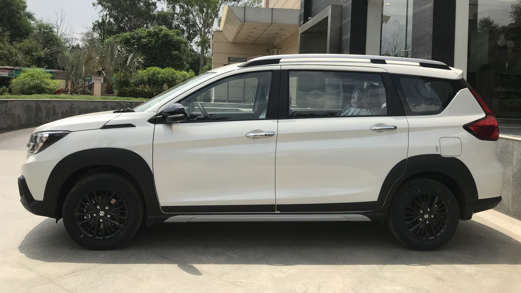 White SUV side view with black alloy wheels and roof rails