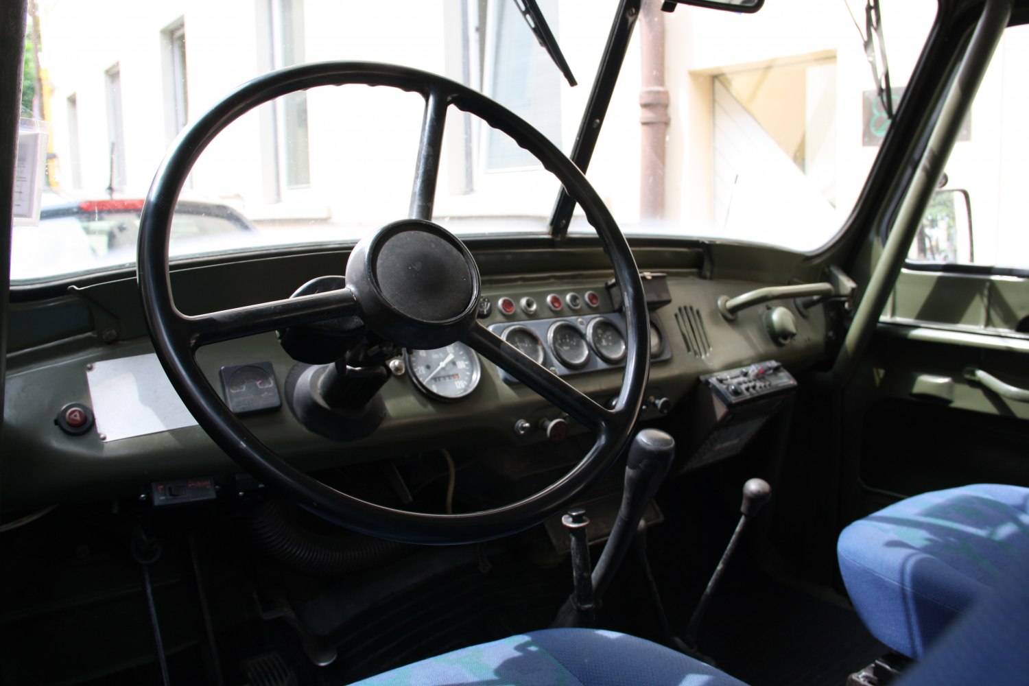 Classic dashboard and steering wheel with manual controls