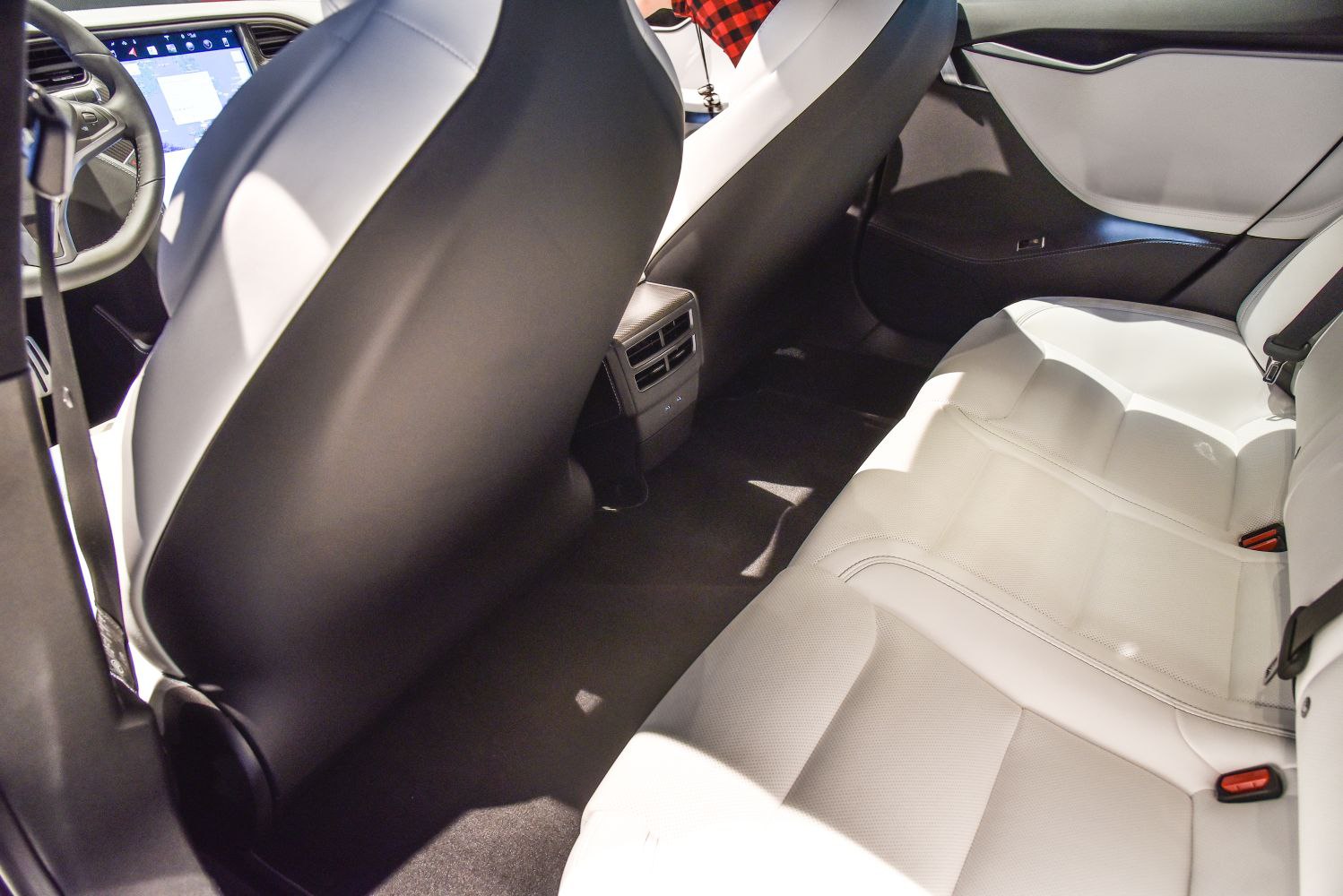 White leather rear seats with rear air conditioning vents