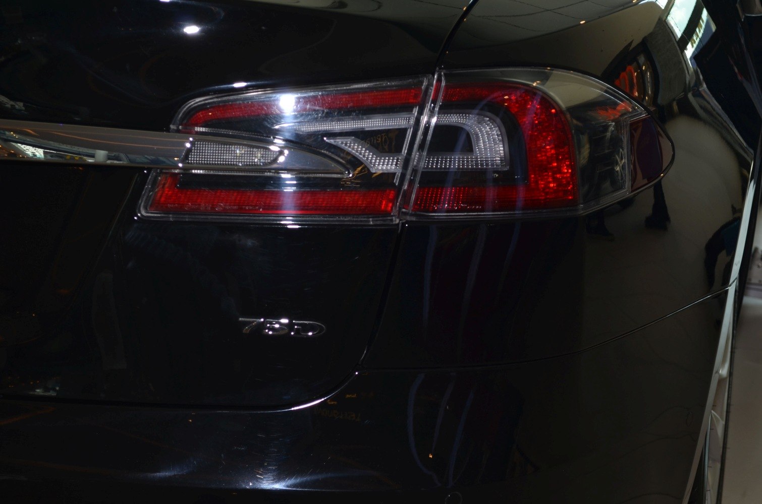 Rear taillight and 75D badge of a vehicle