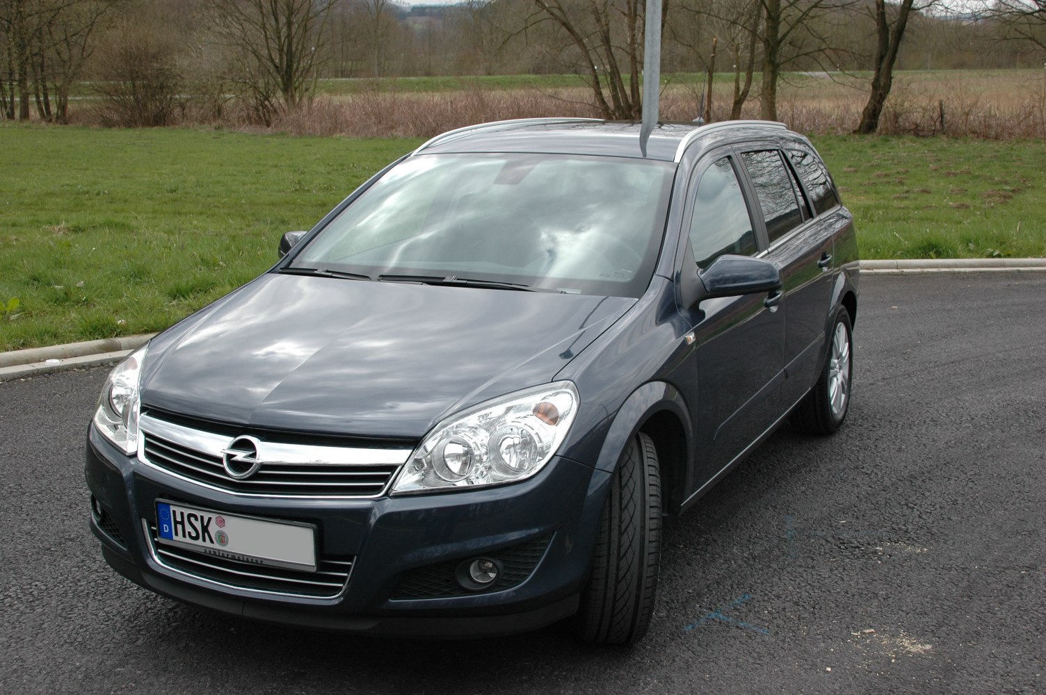 Front angle view showing chrome grille and clear headlights