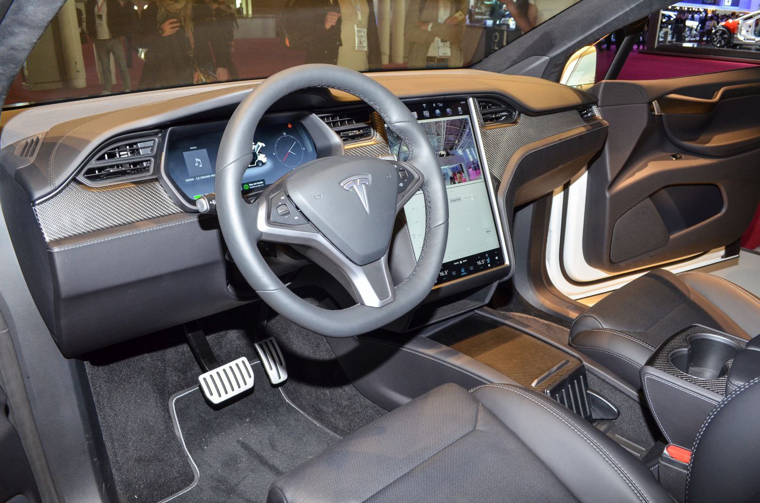 Digital dashboard and large vertical infotainment touchscreen