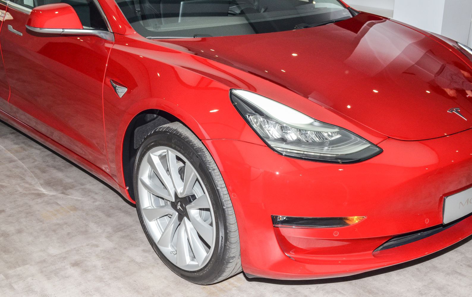 Front view with headlight and alloy wheel