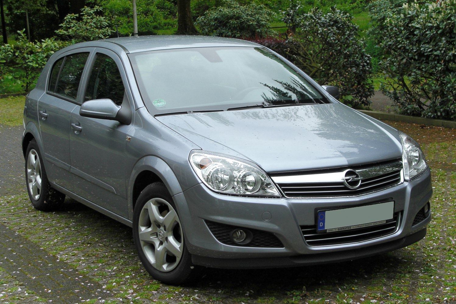 Front-side view with headlights and alloy wheels