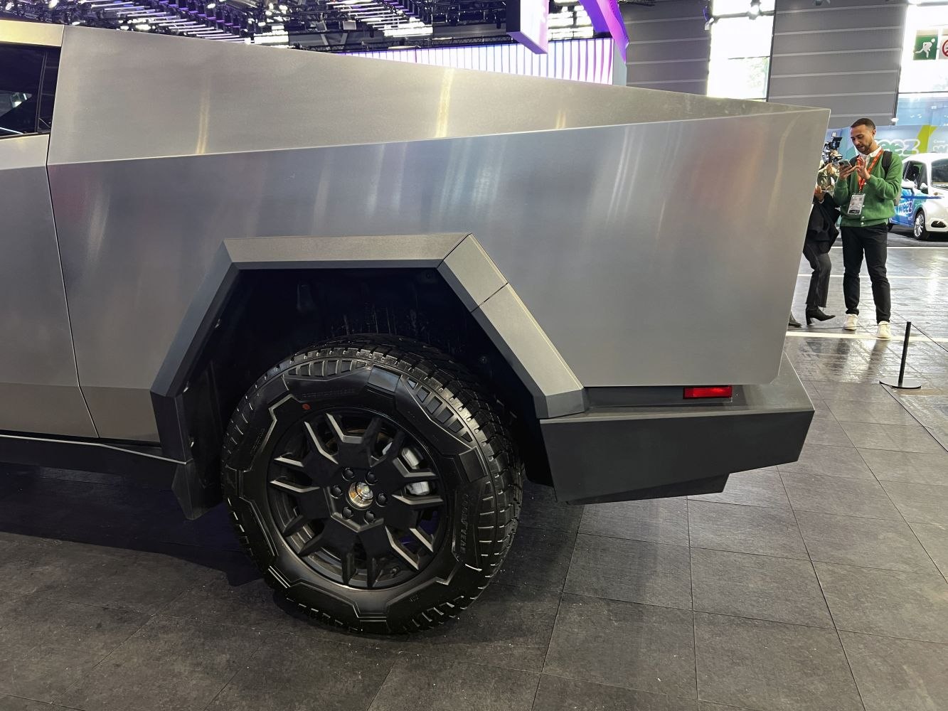 Rear wheel and angular metallic truck bed